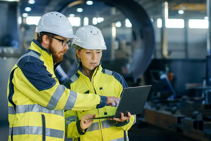 Content Bau Baustelle2Personen Helm