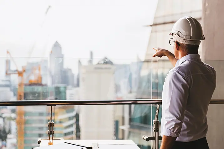 Content Bau Person Helm Balkon