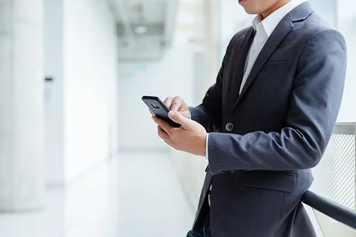 Content Mann Mobiltelefon