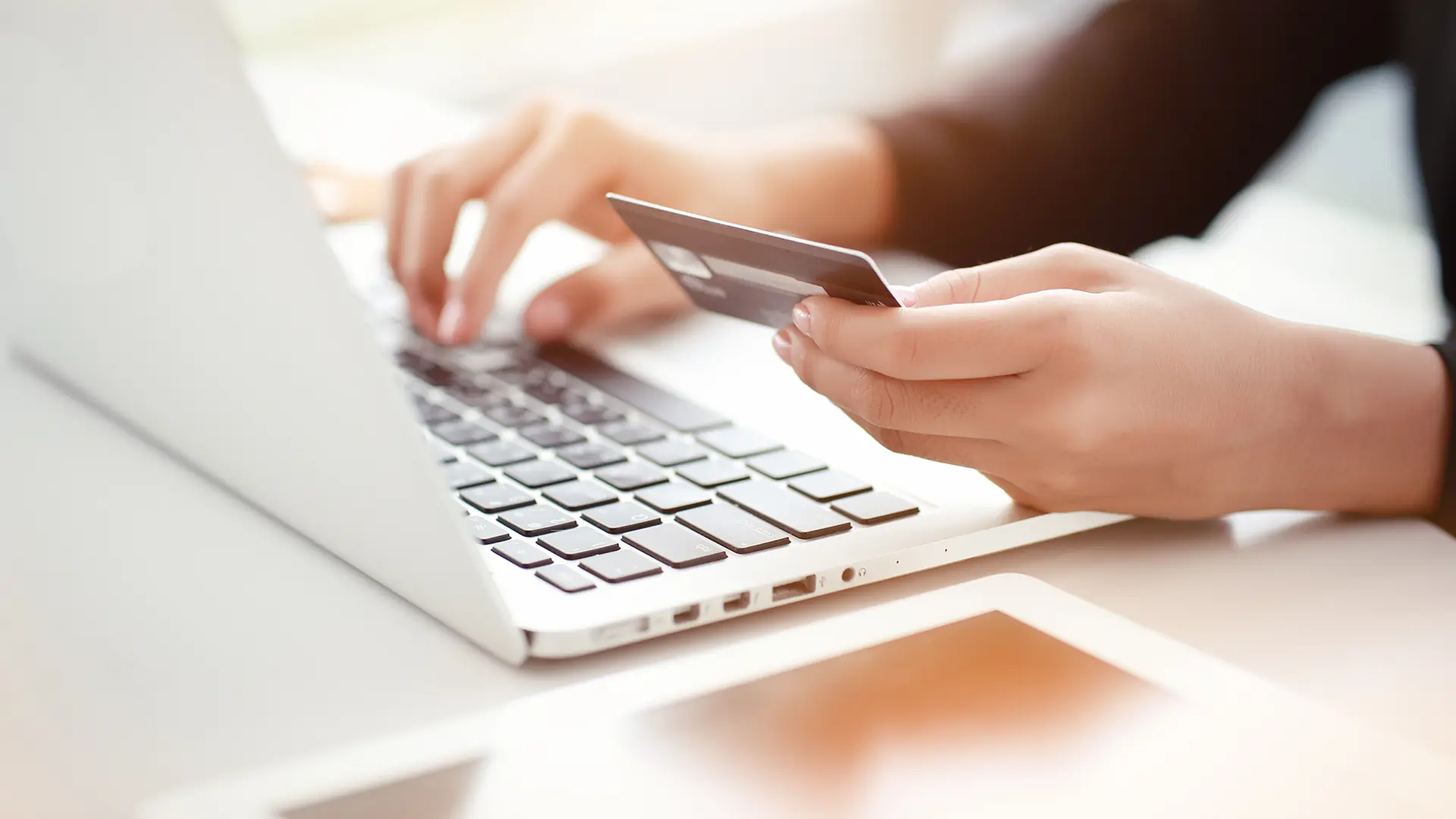 Header E Commerce