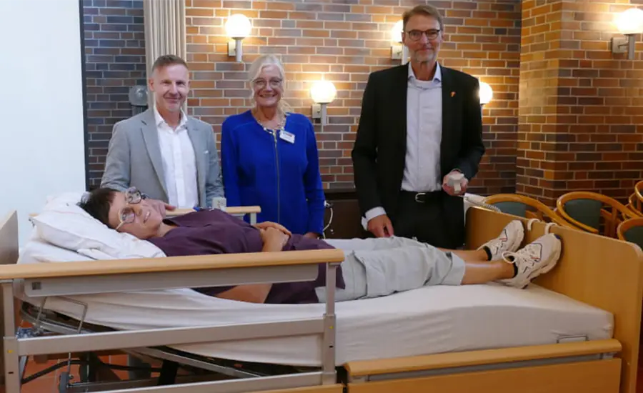 Pflegebett von wissner bosserhoff in Anwendung mit mehreren Personen und moderner Ausstattung